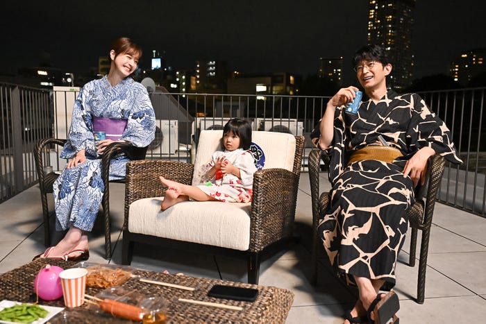 松本若菜、倉田瑛茉、津田健次郎「西園寺さんは家事をしない」第8話より(C)TBS