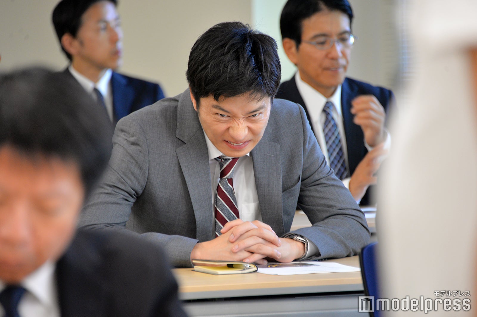 取材カメラに威嚇する田中圭（C）モデルプレス