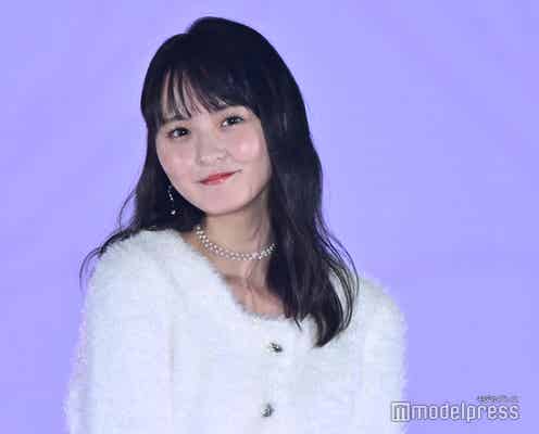 乃木坂46遠藤さくら、純白衣装で透明感引き立つ 顔にバッグ寄せ微笑む【GirlsAward 2024AW】