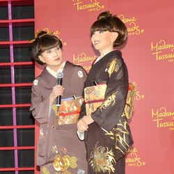 等身大フィギュアを観察する黒柳徹子