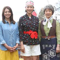 「あまちゃん」ロケ取材会に出席した（左から）小泉今日子、能年玲奈、宮本信子