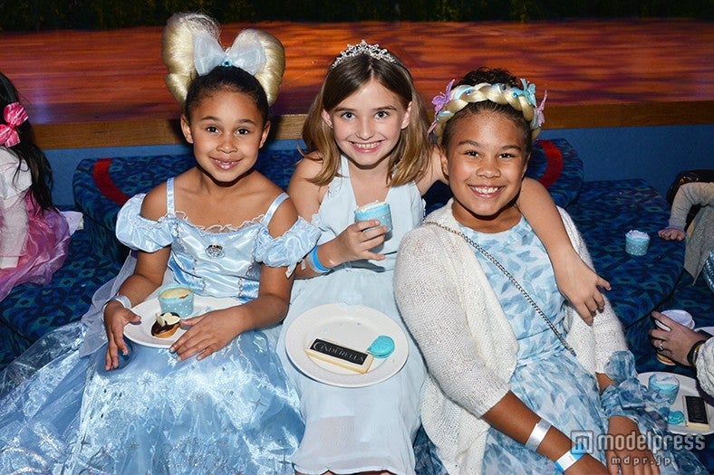 シンデレラの仮装をしたファンも