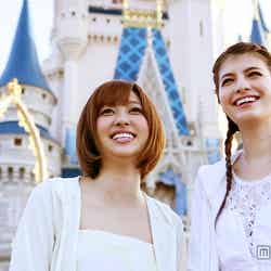 “夢と魔法の王国”を満喫する（左から）菊地亜美、マギー(c)Disney