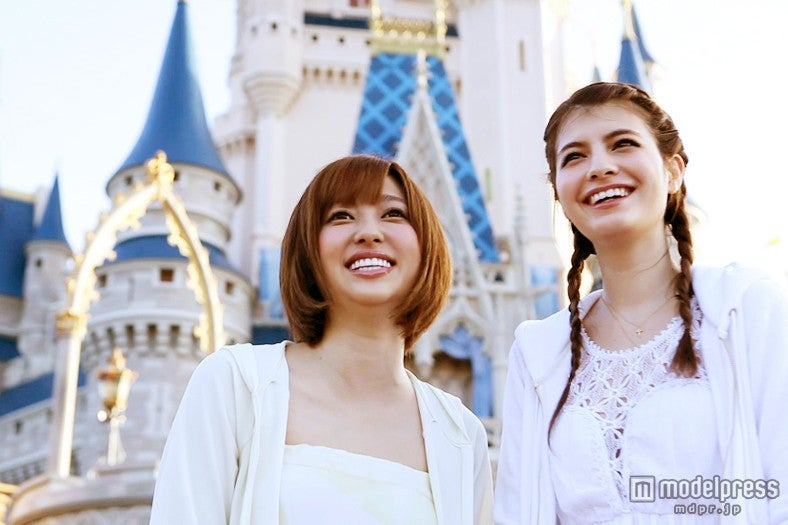 “夢と魔法の王国”を満喫する（左から）菊地亜美、マギー(c)Disney