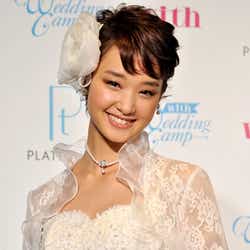 モデルプレス - 剛力彩芽、ウエディングドレスにご満悦 武井咲のショートヘアにコメント