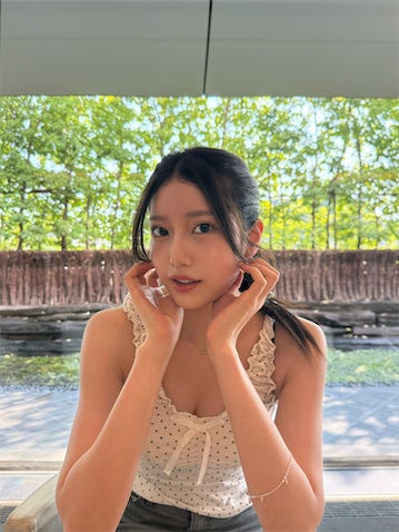 ‟令和の峰不二子” 阿部なつき、500円トップスを着こなし「美人が着ると高価に見える」と絶賛