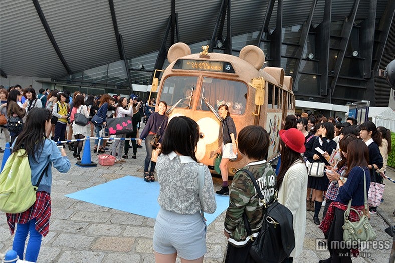 ダッフィーバスの回りにはイベントの来場者が殺到