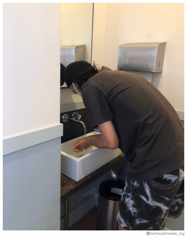 山崎賢人のレアな手洗いショット「手洗いけんとさん」公開「絵になる」と反響