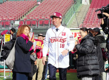 楽天 マエケン画伯のグッズ化は？「契約に入っていないので、後々の交渉になります」 入団会見では5分で描いたオリジナルTシャツを報道陣にプレゼント