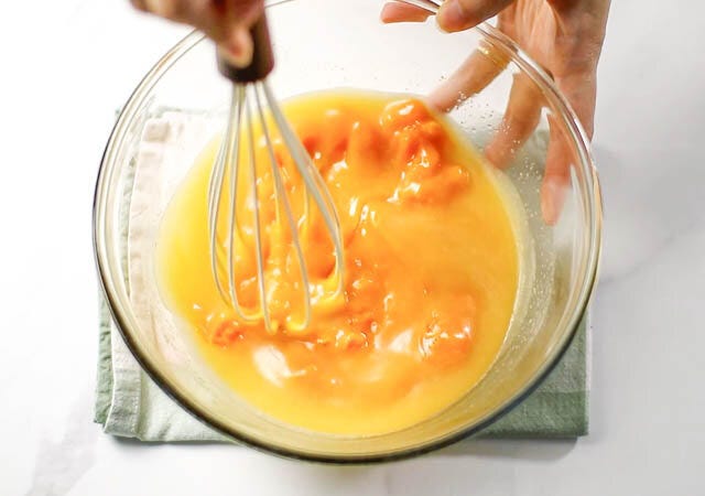 かぼちゃのピュレを加えてホイッパーでざくざくと混ぜる