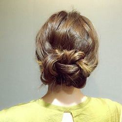 三つ編みにするだけでできるから簡単!ほっこりルーズなシニヨンアップヘアアレンジ