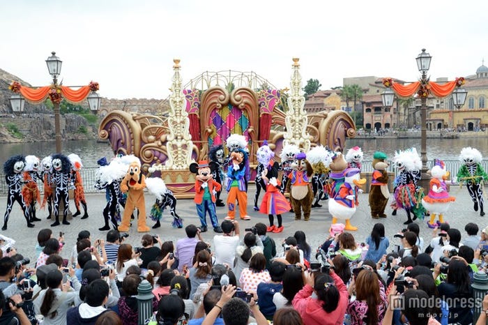 新プログラム「ウェルカム・スケルトン・フレンズ」/どうしたら良いか悩むミッキーたち