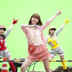 ももいろクローバーZと佐々木希(中央)/新CMオフショットより