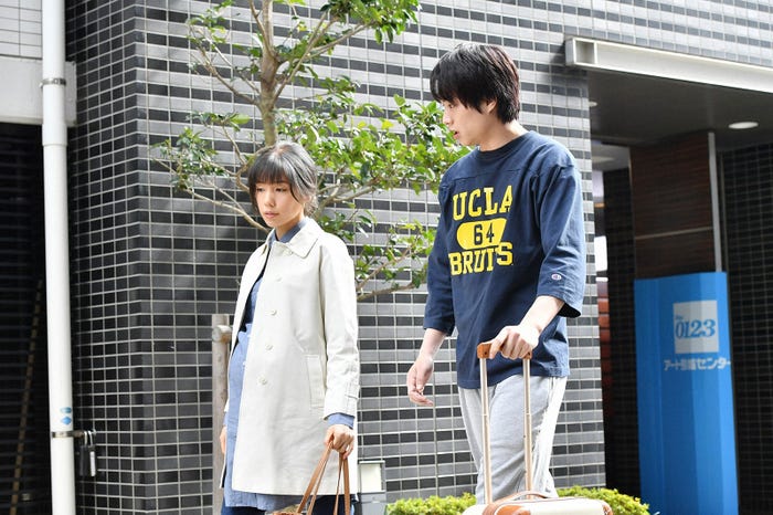 仲里依紗、鈴木伸之/「あなたのことはそれほど」第2話より(画像提供:TBS)