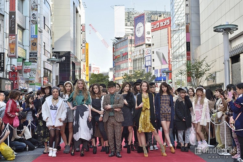 渋谷史上初 交通規制でストリートファッションショー開催 リアルクローズ を発信 モデルプレス