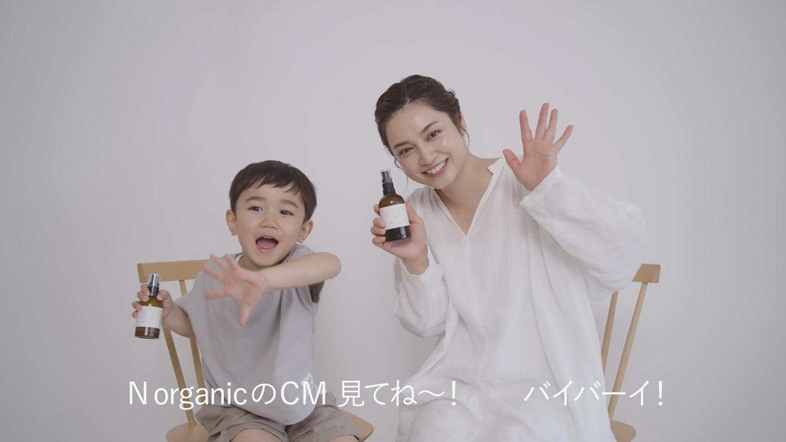 バンビーノ君＆平愛梨／インタビュー動画キャプチャ （提供写真）