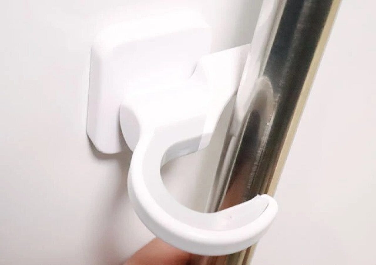 ダイソー　サッとかけられるモップキャッチ（マグネット）　使用例