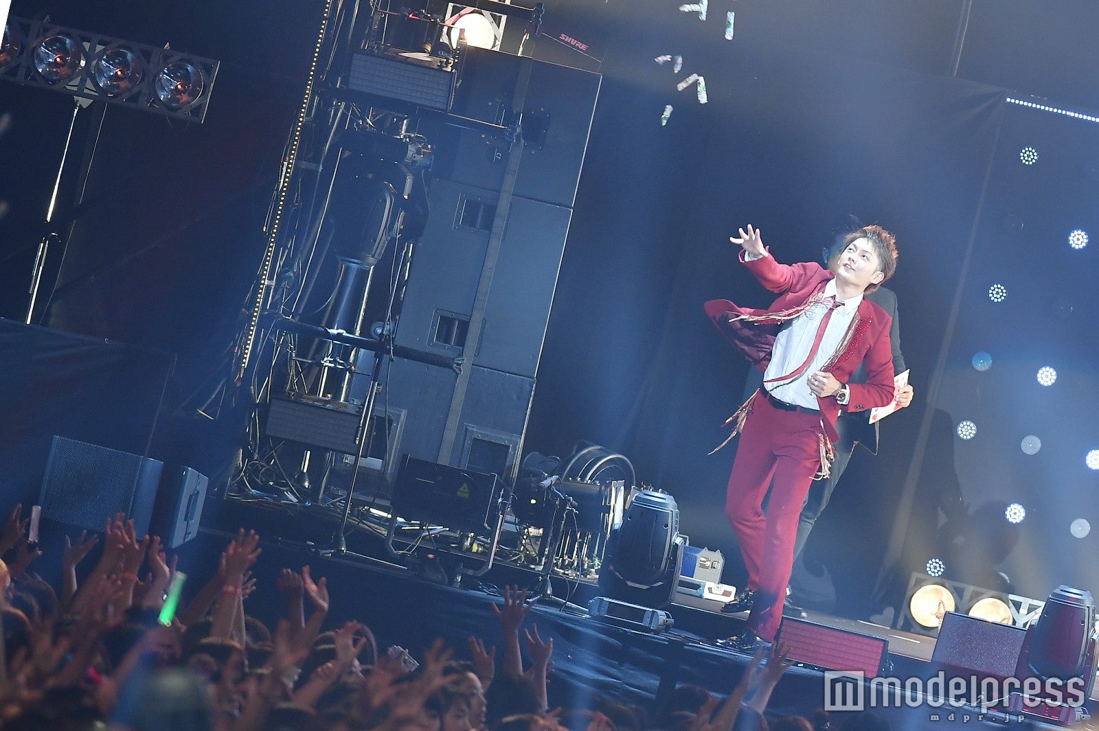 イケメン社長から客席にプレゼントも（C）モデルプレス