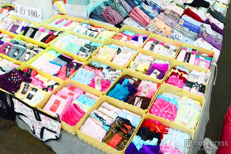 なんと露店になのに下着が売っているところも！