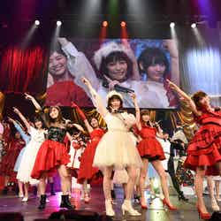 「ハイテンション」で終了／島崎遥香（中央）「第6回 AKB48紅白対抗歌合戦」（C）AKS