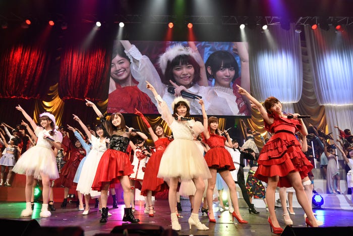 「ハイテンション」で終了/島崎遥香(中央)「第6回 AKB48紅白対抗歌合戦」(C)AKS