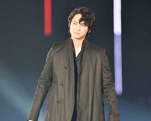 綾野剛、客席から突如現れる ワイルドな魅力全開のランウェイに3万人絶叫<TGC 2015S/S>