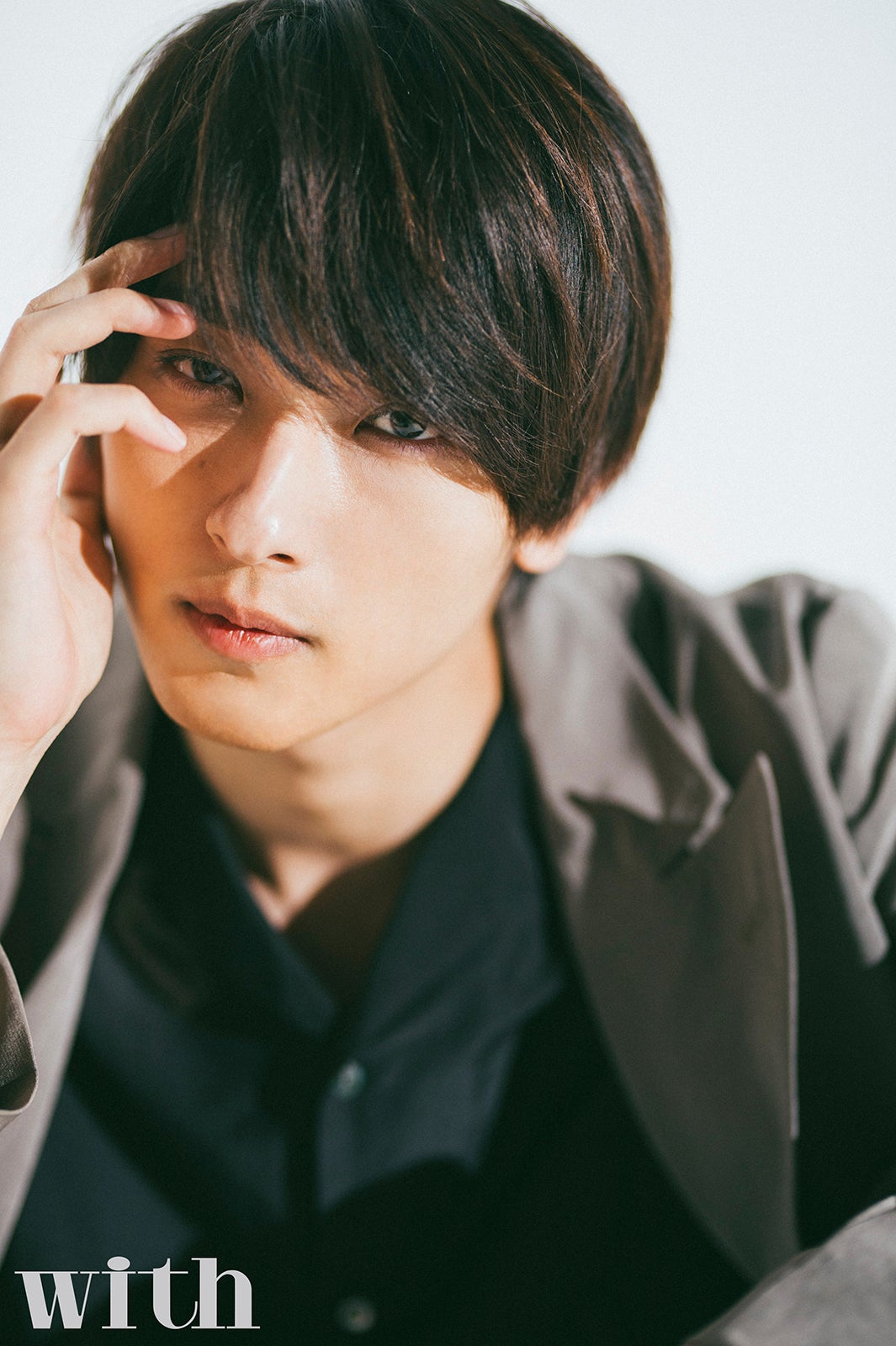 横浜流星、髪バッサリで眩しいほどのカッコよさ　アツい眼差にドキリ