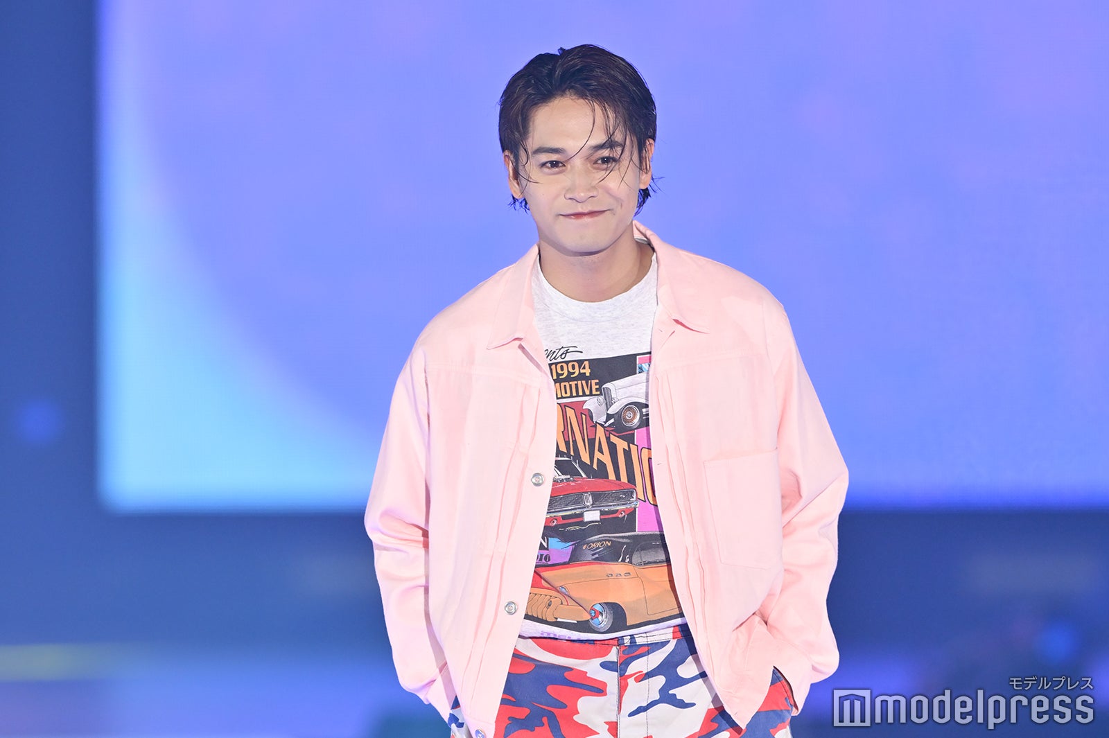 井上想良、柄物×ピンクシャツの組み合わせコーデ【GirlsAward 2025SS】