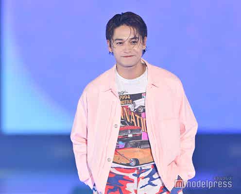 井上想良、柄物×ピンクシャツの組み合わせコーデ【GirlsAward 2025SS】