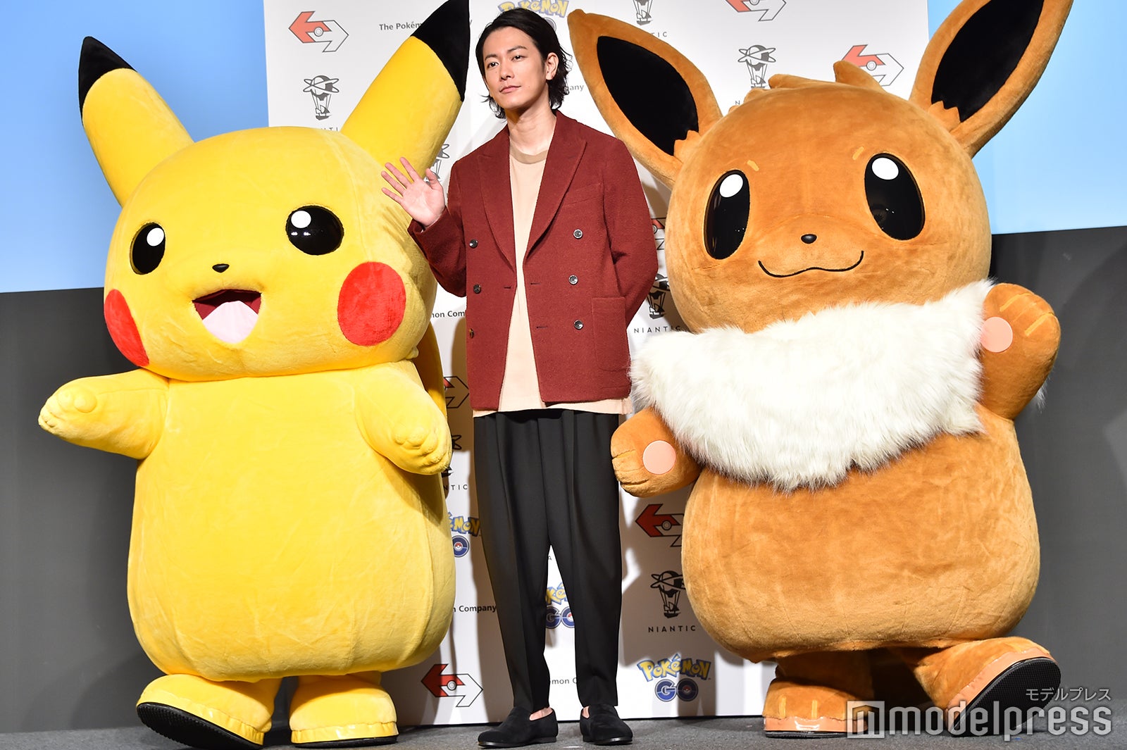 佐藤健（中央）。左はピカチュウ、右はイーブイ。（C）モデルプレス