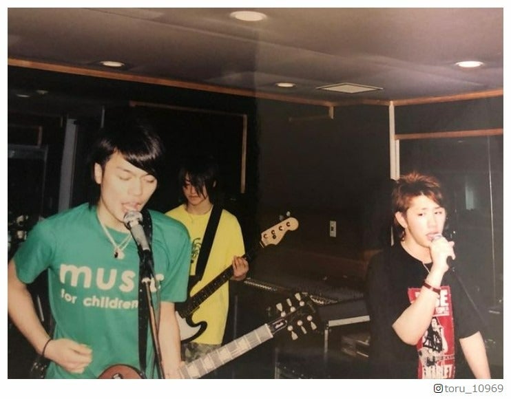 ワンオクToru、Takaの誕生日に秘蔵写真公開「めっちゃ若い」「胸アツ」と話題