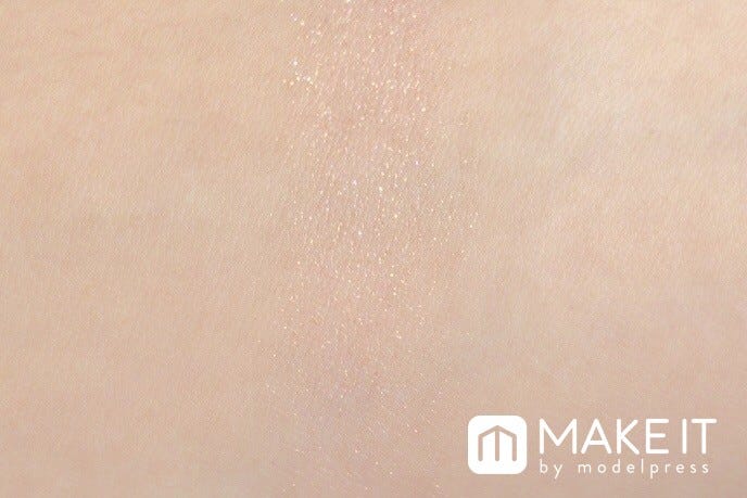 【リンメル】「プリズムパウダーアイカラー」“005 ブライトオレンジ”使用 (C)メイクイット