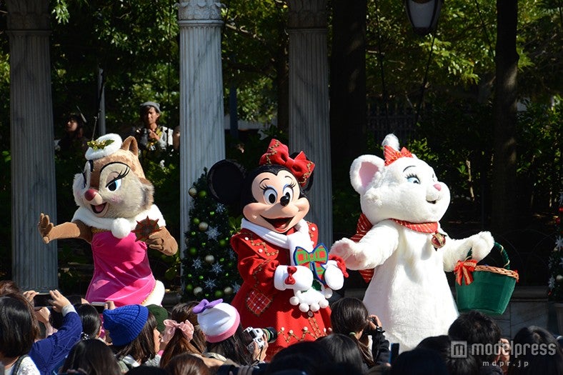 「ホリデーグリーティング・フロム・セブンポート」（左から）クラリス、ミニー、マリー