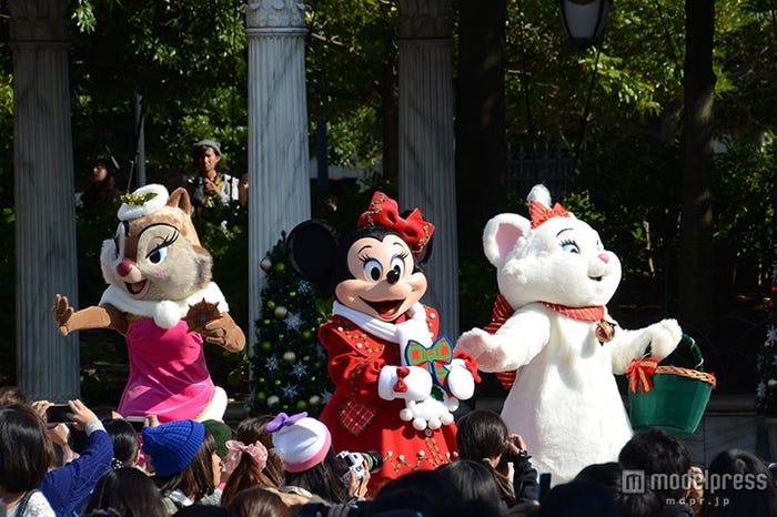 「ホリデーグリーティング・フロム・セブンポート」(左から)クラリス、ミニー、マリー