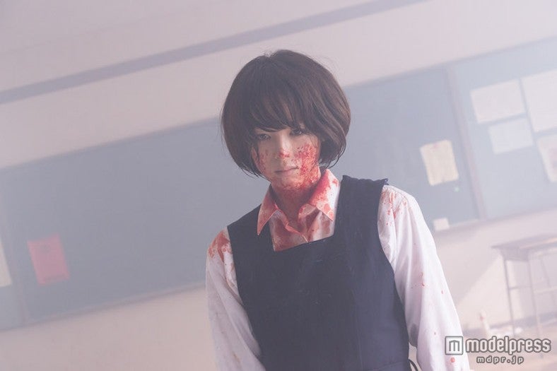 衝撃的な血まみれの姿に（C）2015東映ビデオ