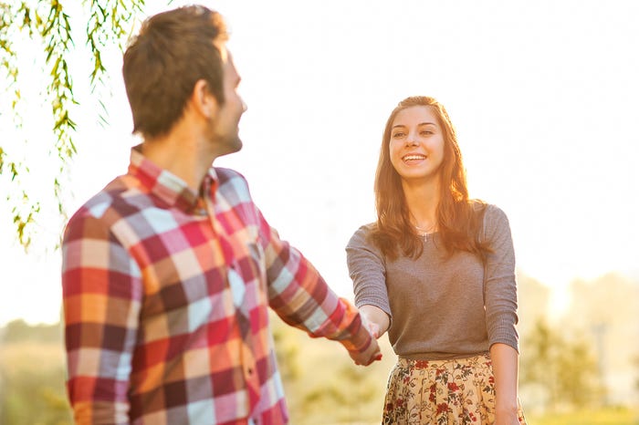 手をつなぐと安心する(photo-by-Rock-and-Wasp/Fotolia)