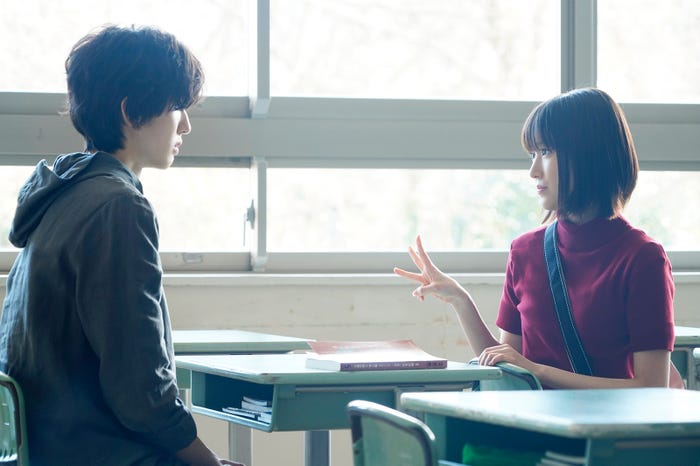 道枝駿佑、福本莉子(C)2022「今夜、世界からこの恋が消えても」製作委員会