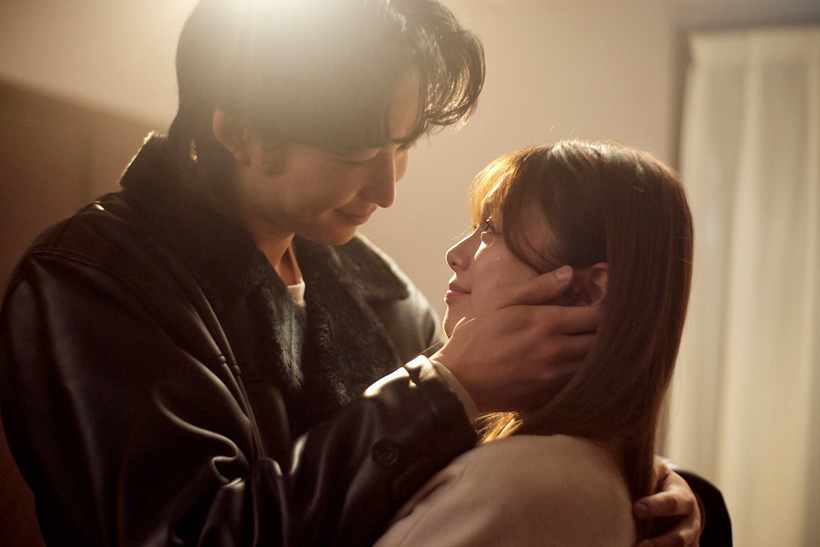 鈴木仁、紺野彩夏「復讐カレシ～溺愛社長の顔にはウラがある～」第5話（C）「復讐カレシ～溺愛社長の顔にはウラがある～」製作委員会・MBS