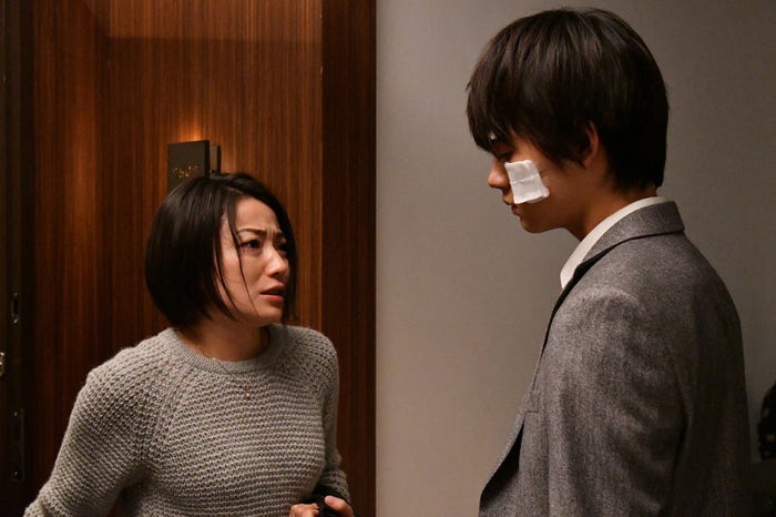 菅野美穂、佐野勇斗/「砂の塔~知りすぎた隣人」第8話より(C)TBS