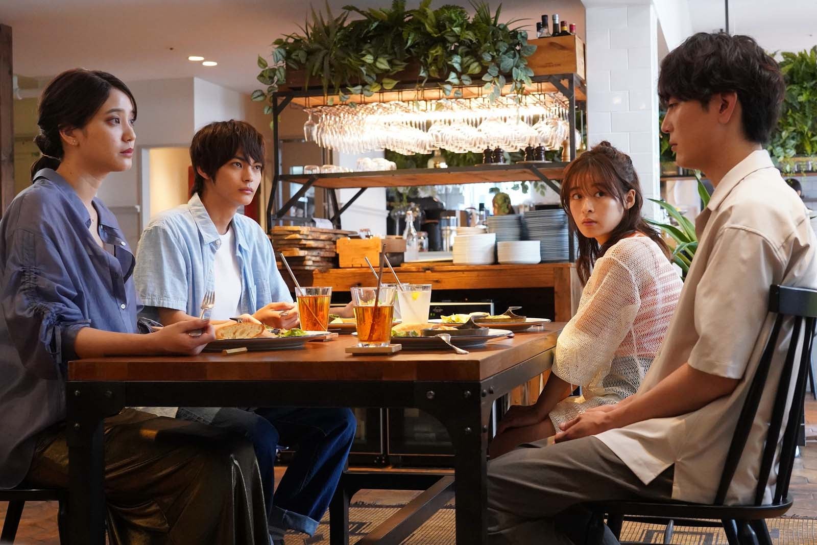 （左から時計回りに）山崎紘菜、神尾楓珠、森七菜、間宮祥太朗「真夏のシンデレラ」第9話より（C）フジテレビ