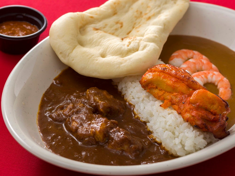 カスバ・フードコート／コンビカリー、タンドーリチキン添え（(中辛ビーフ＆甘口シュリンプ）￥1,300（C）Disney