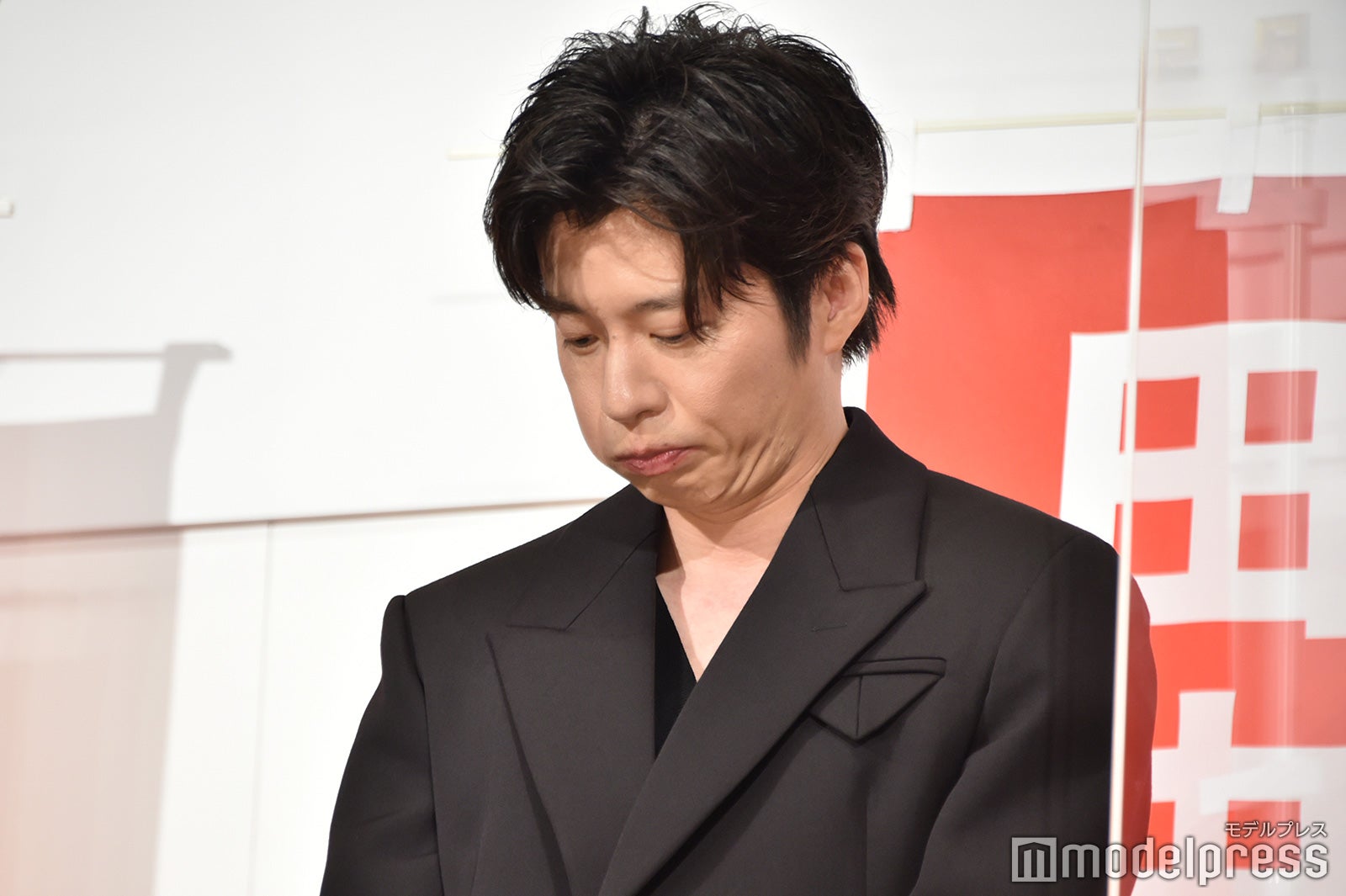 貫地谷しほりに選んでもらえず拗ねて俯いてしまった田中圭（C）モデルプレス