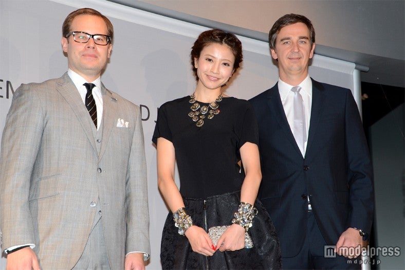 片瀬那奈（中）