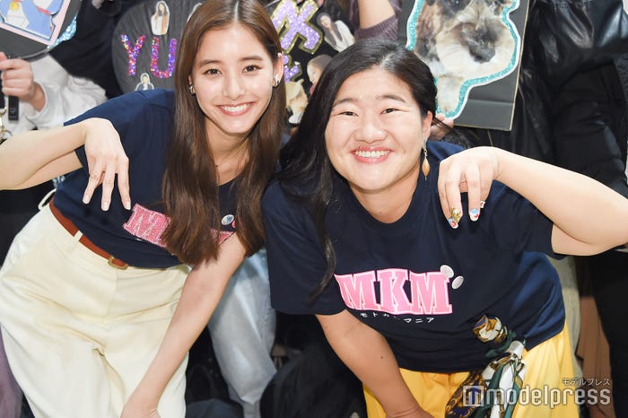 (左から)新木優子、よしこ(C)モデルプレス