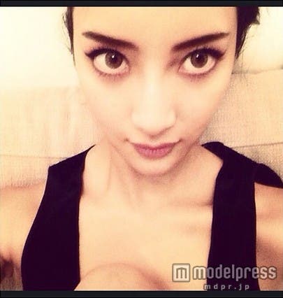 吸い込まれそうな瞳を披露した菜々緒/菜々緒インスタグラムより