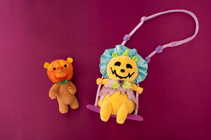 ぬいぐるみバッジ1,800円、ポシェット 2,300円 (C)Disney