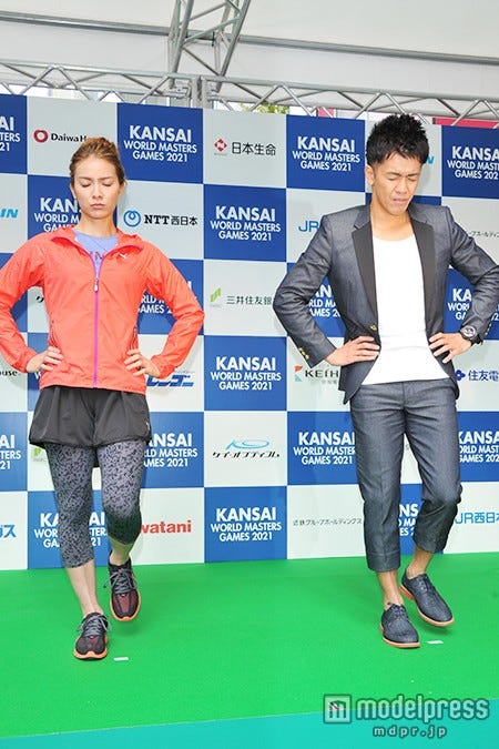 閉眼片足立ちの体力測定を行う秋元才加、武井壮