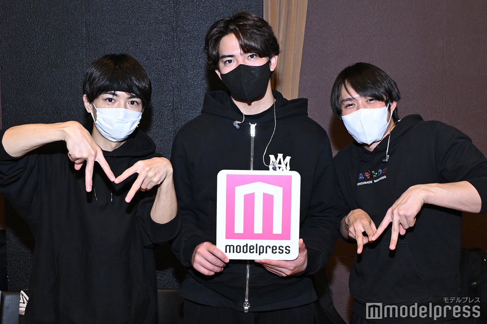 リハーサル合間に取材に応じてくれた溝口琢矢、甲斐翔真、細田佳央太／モデルプレスの「M」ポーズ（C）モデルプレス