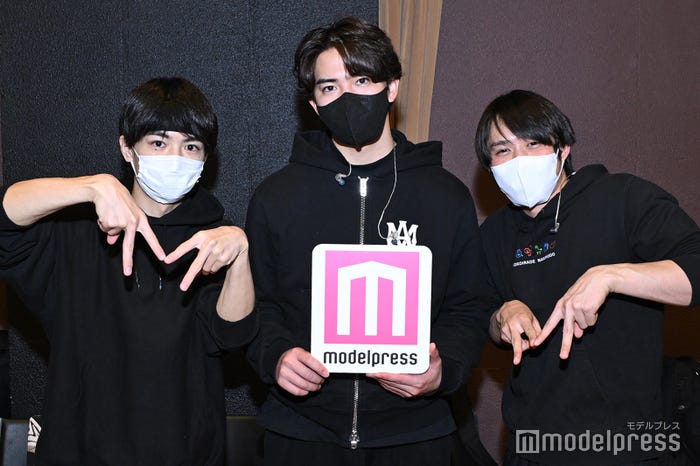 リハーサル合間に取材に応じてくれた溝口琢矢、甲斐翔真、細田佳央太/モデルプレスの「M」ポーズ(C)モデルプレス