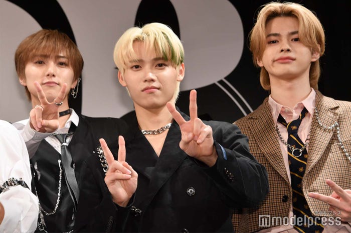 各々ポーズを決める尾崎匠海、木村柾哉、松田迅(C)モデルプレス